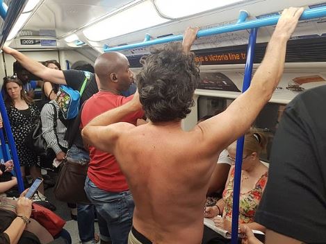 Pessoa levam ventilador ou circulam sem camisa pelos trens e metrôs de Londres