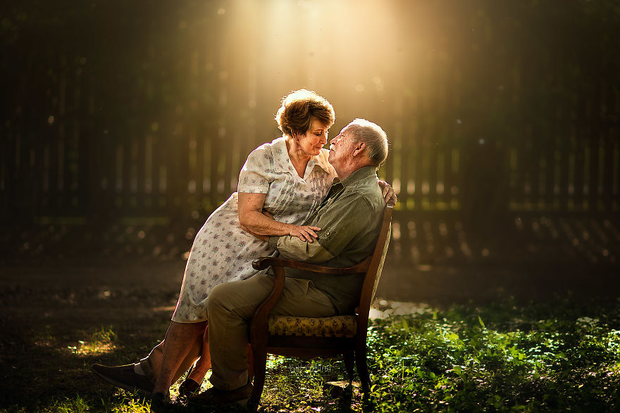 Fotógrafa registra amor na terceira idade com ensaios comoventes