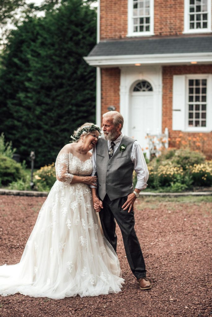 Casal faz ensaio para comemorar aniversário de casamento