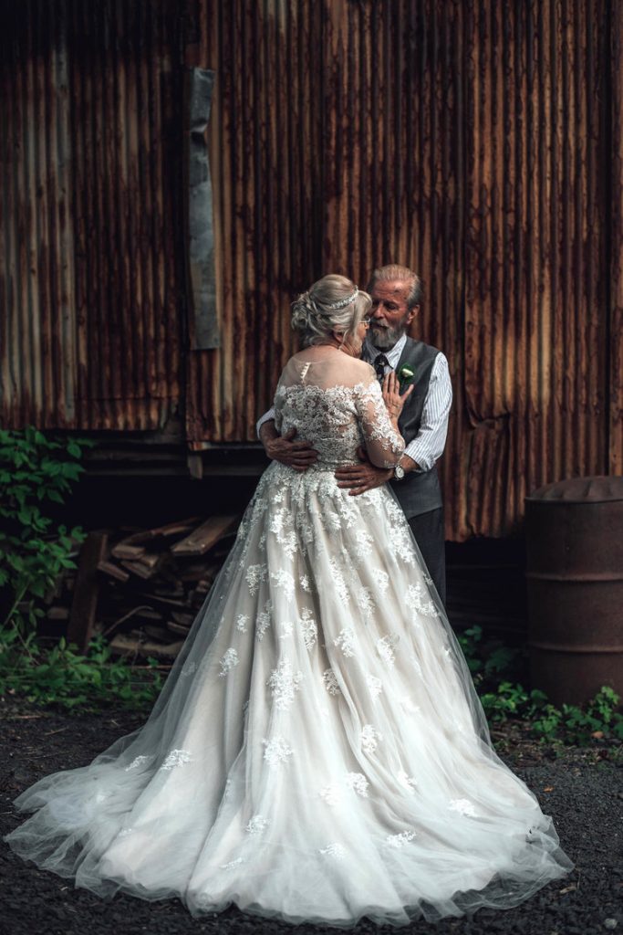 Casal faz ensaio para comemorar aniversário de casamento