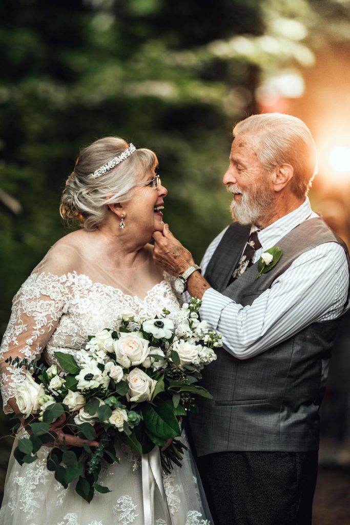 Casal faz ensaio para comemorar aniversário de casamento