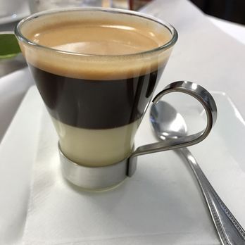 Espanha - o conhecido café bombón, que vem em camadas de leite condensado, espresso, e crema