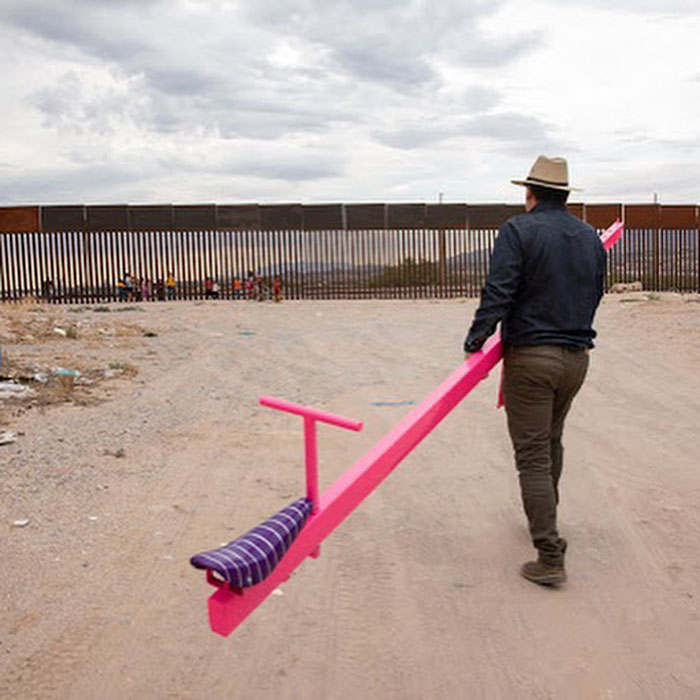 Gangorras são instaladas em muro entre EUA e México