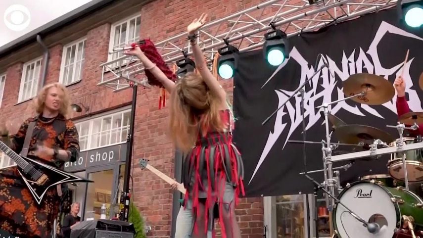 Campeonato na Finlândia une fãs do heavy metal e do tricô em apresentações musicais nas quais participantes devem mostrar seus talentos para tricotar.