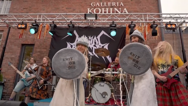 Campeonato na Finlândia une fãs do heavy metal e do tricô em apresentações musicais nas quais participantes devem mostrar seus talentos para tricotar.