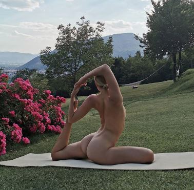 Nua, modelo registra poses de ioga