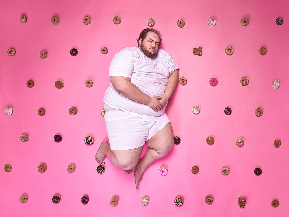 Fotógrafo retrata difícil relação com comida em retratos com junk food
