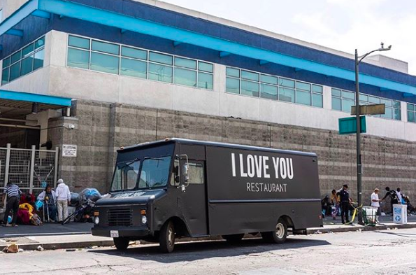 Jaden Smith abre food truck vegano gratuito para moradores de rua obterem comida saudável.