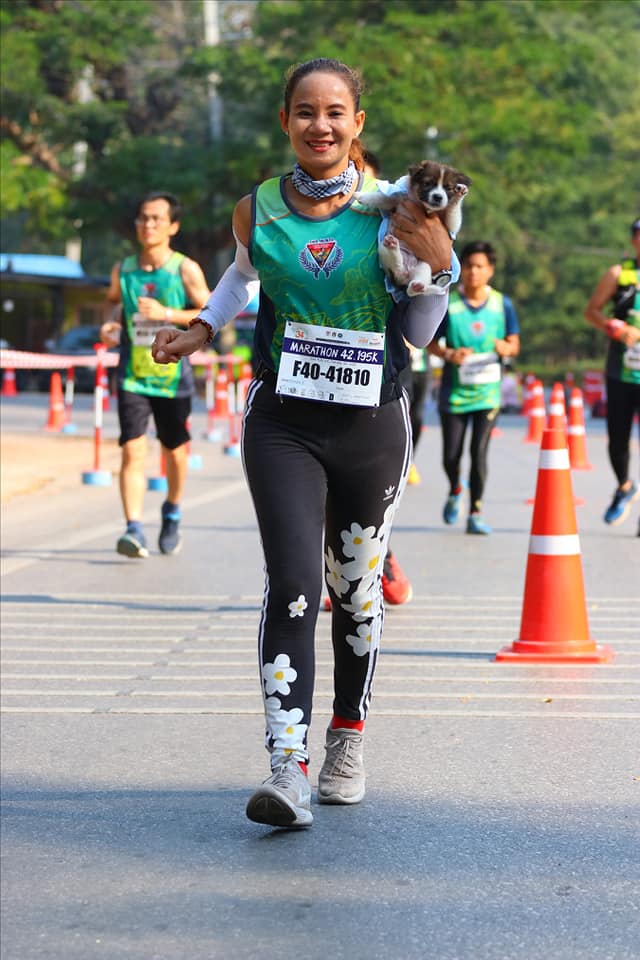 Khemjira Klongsanun e Nom Chom criaram um laço especial quando a corredora a resgatou durante uma maratona, e decidiu correr com ela até o fim.