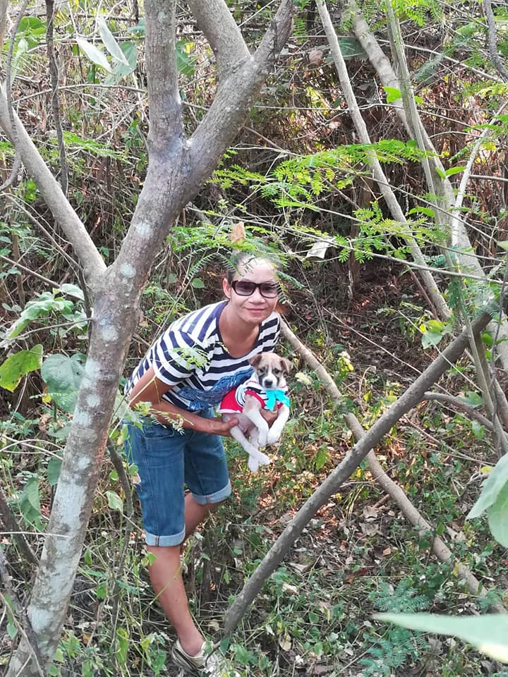 Khemjira Klongsanun e Nom Chom no local onde ela foi encontrada.