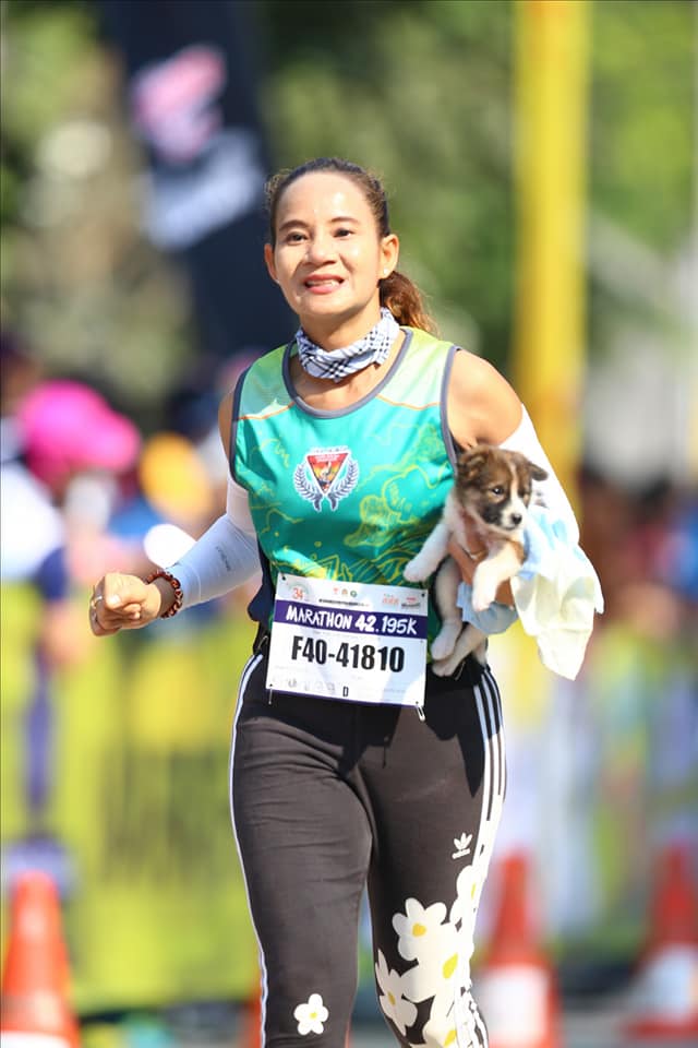 Khemjira Klongsanun e Nom Chom criaram um laço especial quando a corredora a resgatou durante uma maratona, e decidiu correr com ela até o fim.