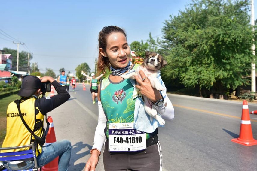 Khemjira Klongsanun e Nom Chom criaram um laço especial quando a corredora a resgatou durante uma maratona, e decidiu correr com ela até o fim.