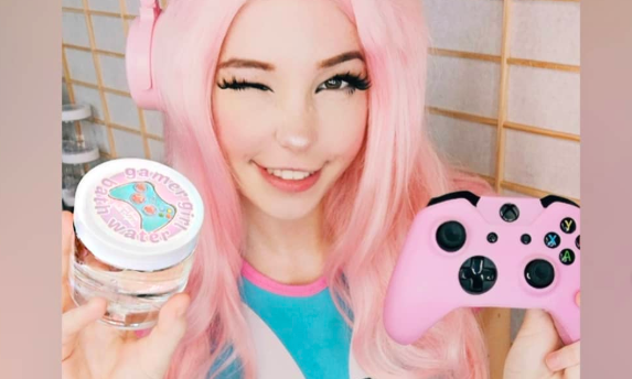 Belle Delphine posta vídeos e fotos sensuais em suas redes sociais, e vendeu por tempo limitado sua água usada para tomar banho por 30 dólares - o estoque esgotou em 3 dias.