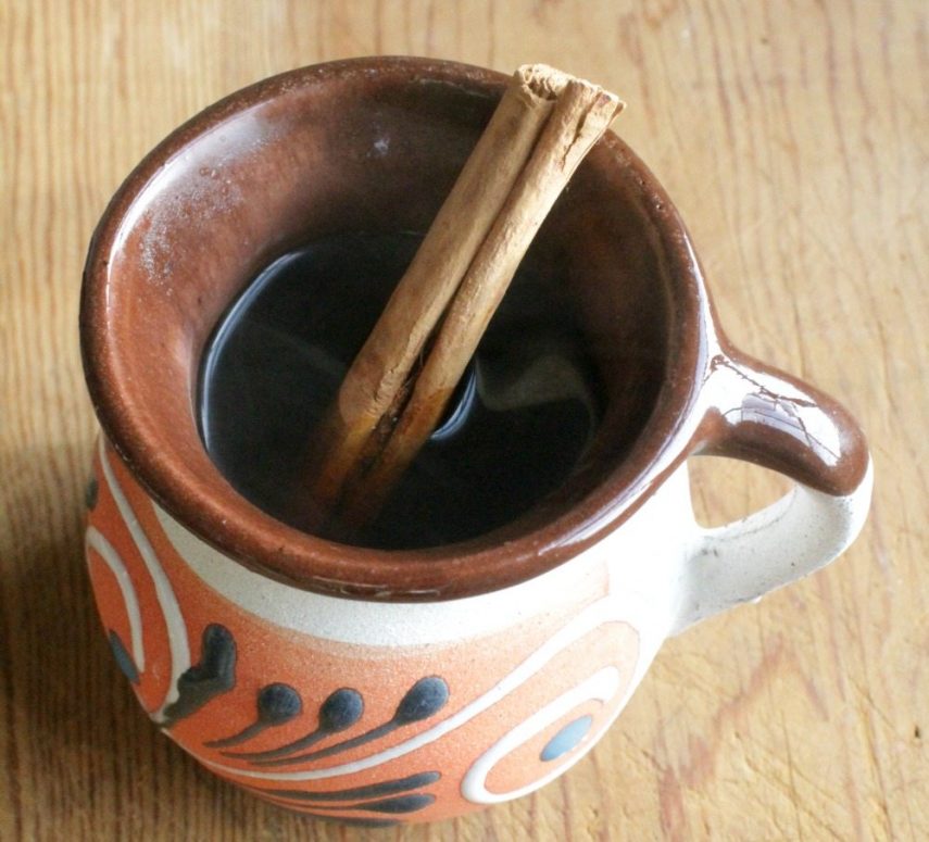 México - o café de olla é tipicamente feito com canela e rapadura, e é servido em xícaras de argila