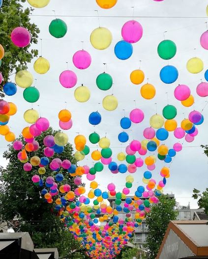 Ruas de Paris ganham 'céu' feito com 3,2 mil balões coloridos