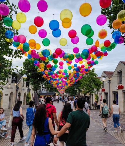 Ruas de Paris ganham 'céu' feito com 3,2 mil balões coloridos