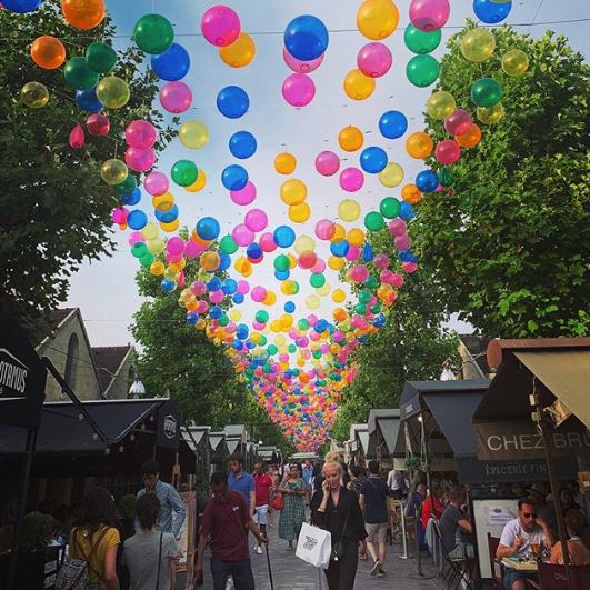 Ruas de Paris ganham 'céu' feito com 3,2 mil balões coloridos