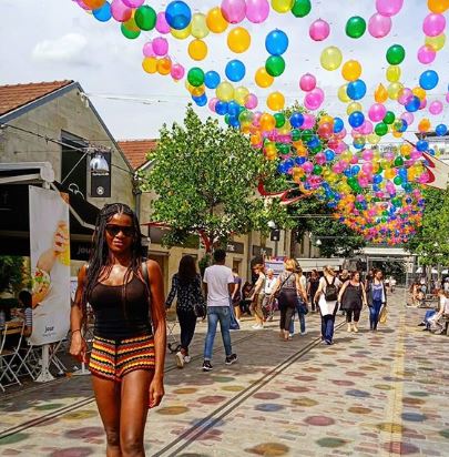 Ruas de Paris ganham 'céu' feito com 3,2 mil balões coloridos