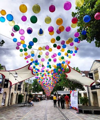 Ruas de Paris ganham 'céu' feito com 3,2 mil balões coloridos