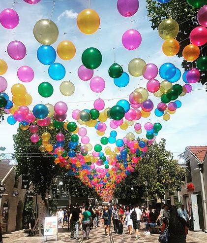 Ruas de Paris ganham 'céu' feito com 3,2 mil balões coloridos