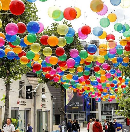 Ruas de Paris ganham 'céu' feito com 3,2 mil balões coloridos