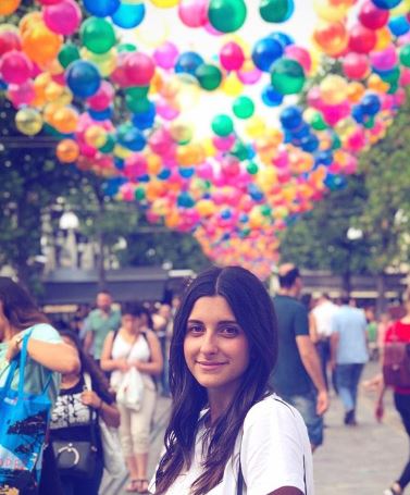 Ruas de Paris ganham 'céu' feito com 3,2 mil balões coloridos