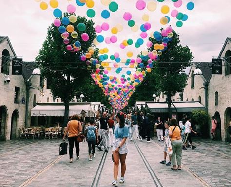 Ruas de Paris ganham 'céu' feito com 3,2 mil balões coloridos