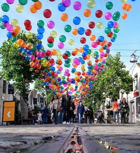 Ruas de Paris ganham 'céu' feito com 3,2 mil balões coloridos