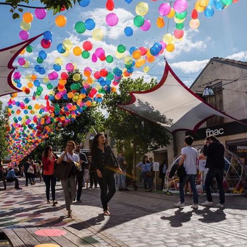 Ruas de Paris ganham 'céu' feito com 3,2 mil balões coloridos