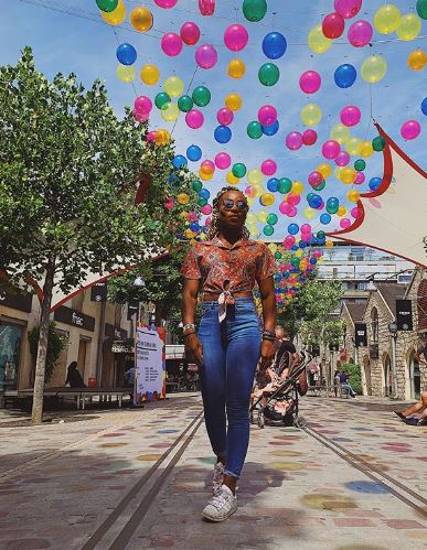 Ruas de Paris ganham 'céu' feito com 3,2 mil balões coloridos