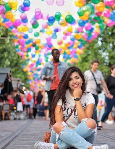 Ruas de Paris ganham 'céu' feito com 3,2 mil balões coloridos