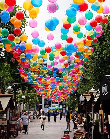 Ruas de Paris ganham 'céu' feito com 3,2 mil balões coloridos