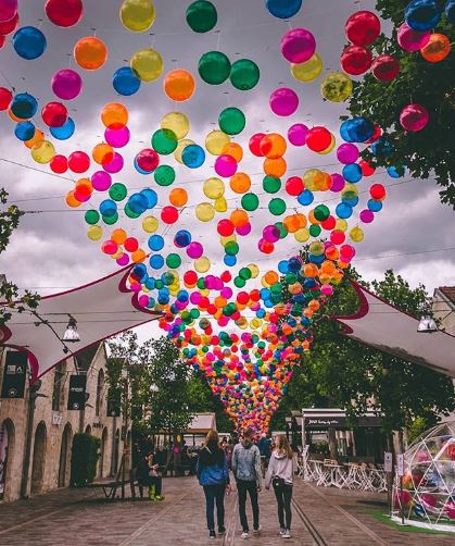 Ruas de Paris ganham 'céu' feito com 3,2 mil balões coloridos
