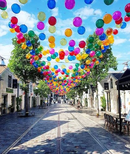 Ruas de Paris ganham 'céu' feito com 3,2 mil balões coloridos
