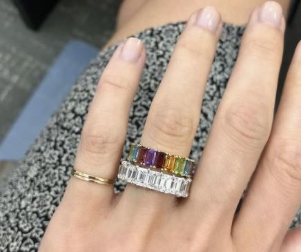 Combinar pedras coloridas e mix de anéis é nova febre entre acessórios