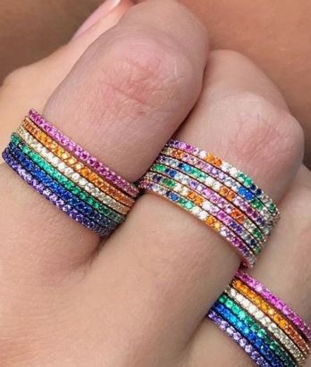 Combinar pedras coloridas e mix de anéis é nova febre entre acessórios