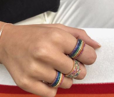 Combinar pedras coloridas e mix de anéis é nova febre entre acessórios