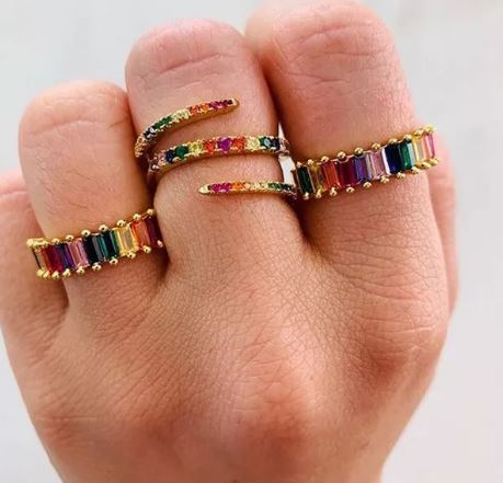 Combinar pedras coloridas e mix de anéis é nova febre entre acessórios