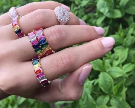 Combinar pedras coloridas e mix de anéis é nova febre entre acessórios