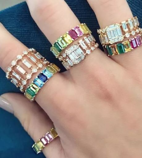 Combinar pedras coloridas e mix de anéis é nova febre entre acessórios