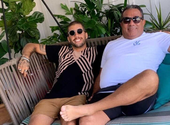 Enquanto Anitta trabalha, Scooby dá rolê com o sogro: 'combo'
