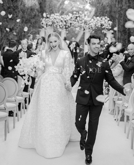 Confira os detalhes deslumbrantes do vestido de noiva de Sophie Turner