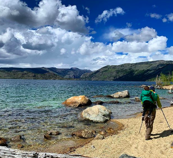 Ela nasceu com spina bifida, e ele perdeu a visão, e juntos, eles se guiam e exploram a natureza.