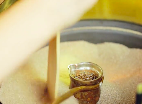 Turquia - o café é fervido num bule que fica imerso na areia quente