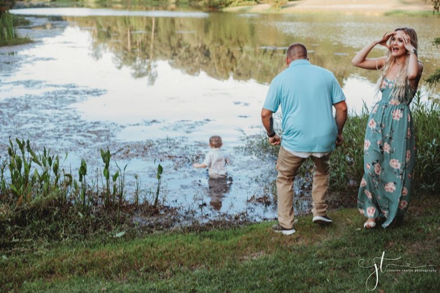 Menino de dois anos causa em ensaio fotográfico em família ao se jogar em rio cheio de lama. A fotógrafa Jasmine Tamlin não perdeu a oportunidade e eternizou o momento hilário