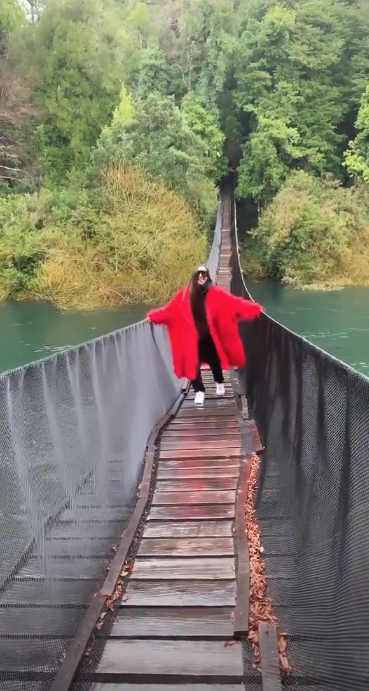 Apresentadora brincou sobre ponte estreita e bamba em reserva no país