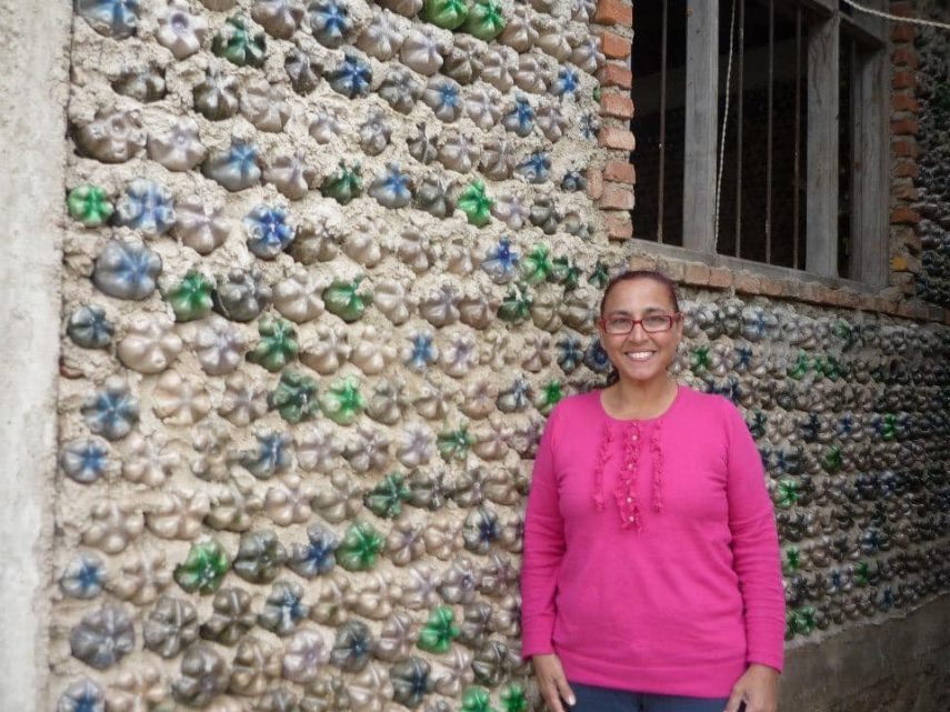 Advogada constrói casas com garrafas pet em projeto social