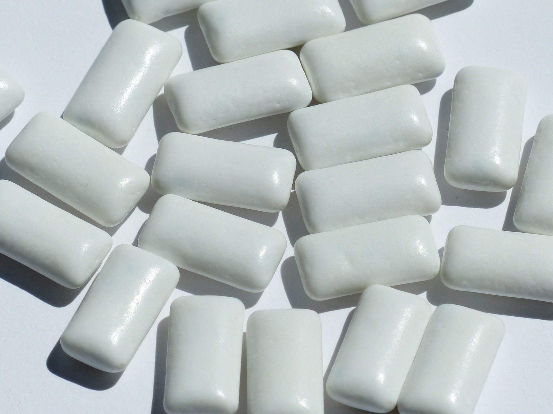 Por causa de barulho de chiclete, homem não fala com família há 4 anos