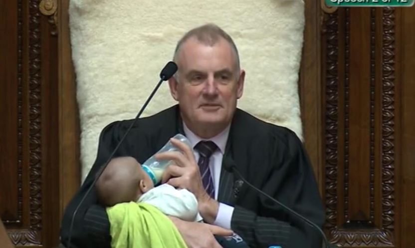 Presidente do parlamento da Nova Zelândia cuida de bebê de deputado em sessão