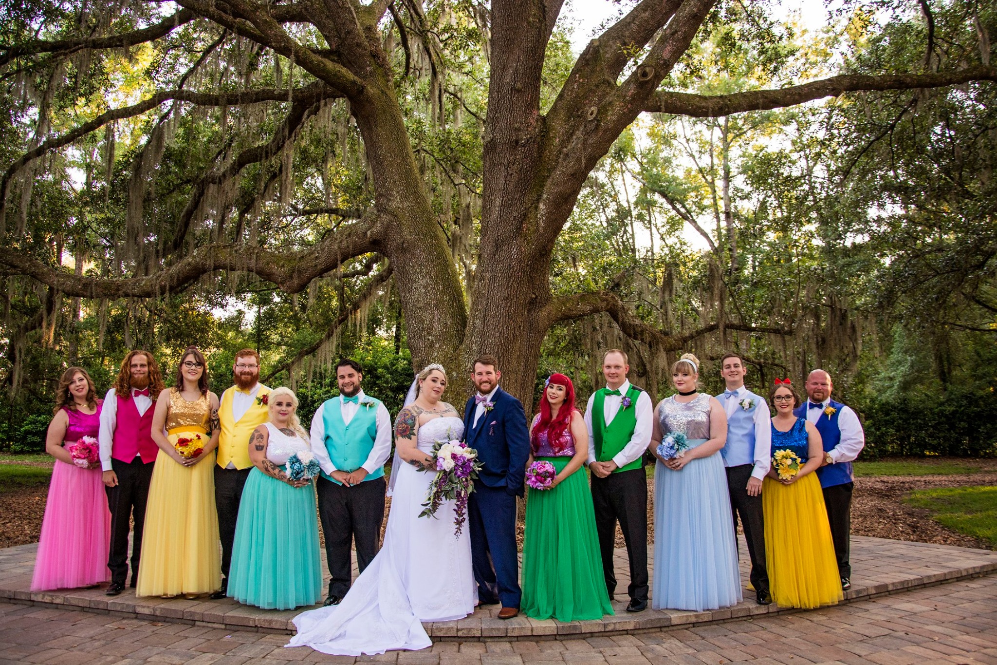 Madrinhas roubam a cena com vestidos inspirados em princesas da Disney